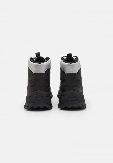 Походные ботинки