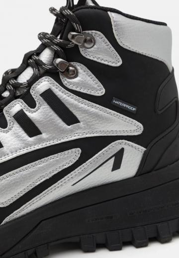 Походные ботинки