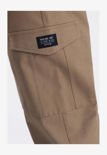 Брюки с накладными карманами