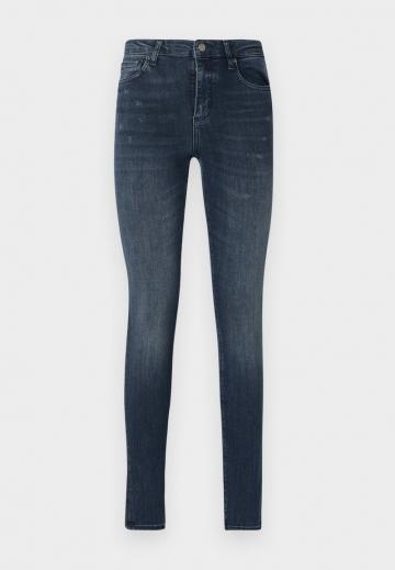 Узкие джинсы