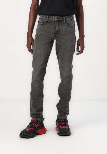 Узкие джинсы