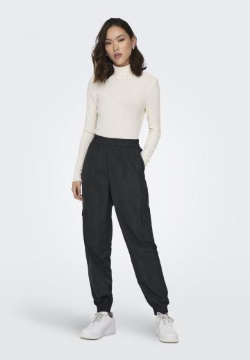 Брюки с накладными карманами