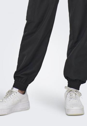 Брюки с накладными карманами