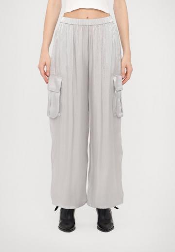 Брюки с накладными карманами