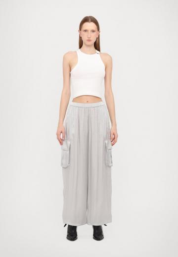 Брюки с накладными карманами