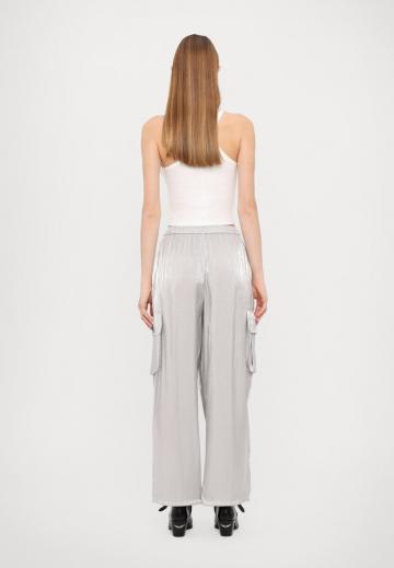 Брюки с накладными карманами