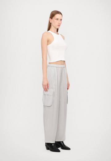 Брюки с накладными карманами