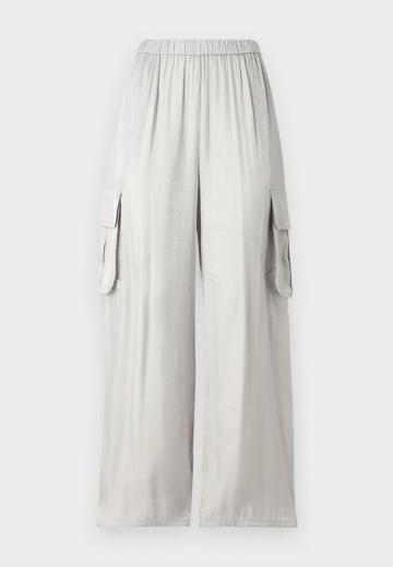 Брюки с накладными карманами