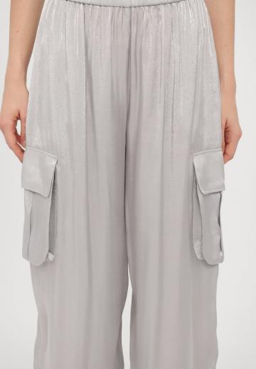 Брюки с накладными карманами