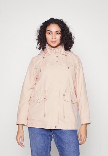 Куртка с накладнымит карманами