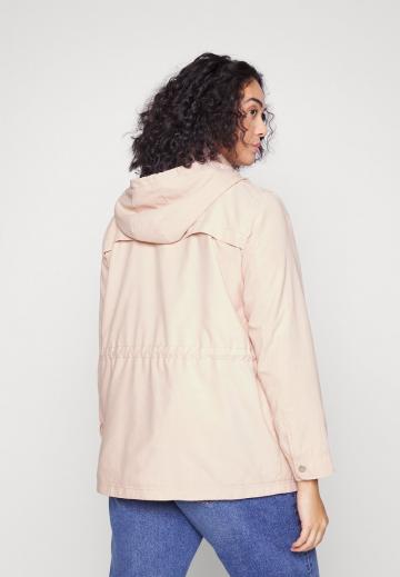 Куртка с накладнымит карманами