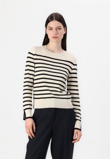 Пуловер в полоску