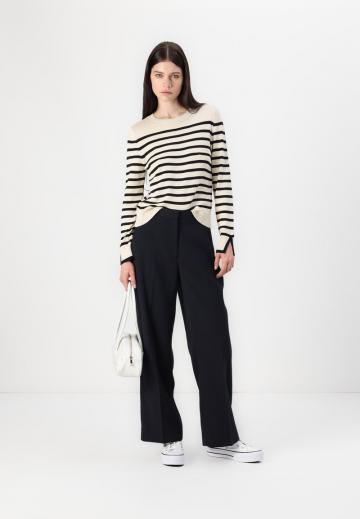 Пуловер в полоску