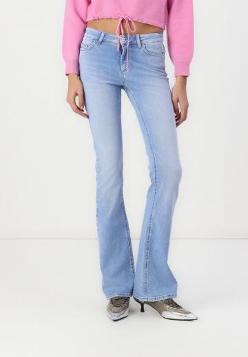 Клешеные джинсы