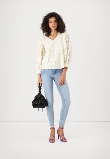 Узкие джинсы