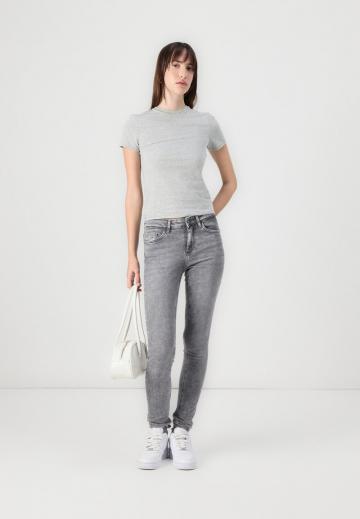 Узкие джинсы