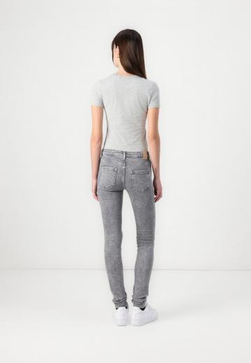 Узкие джинсы