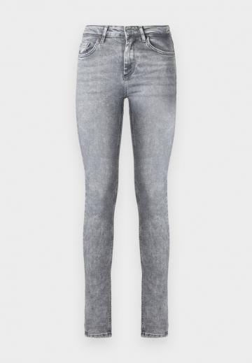 Узкие джинсы