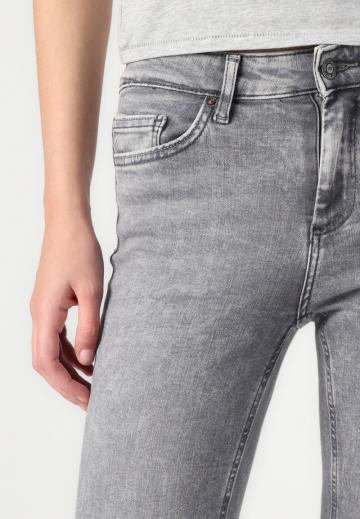 Узкие джинсы