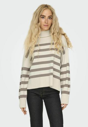 Пуловер в полоску