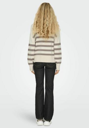 Пуловер в полоску