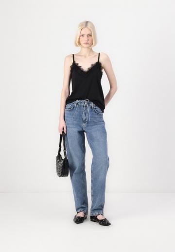 Прямые джинсы
