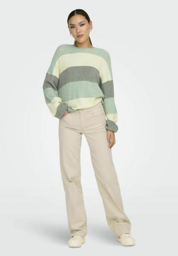 Пуловер в полоску