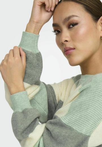 Пуловер в полоску