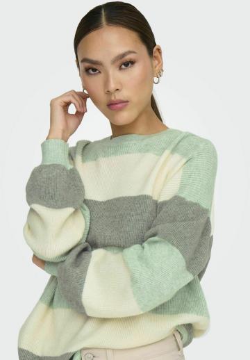 Пуловер в полоску