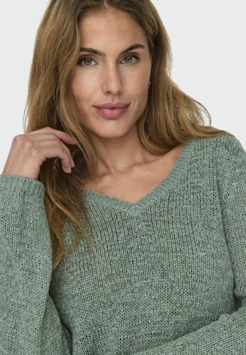 Пуловер в полоску