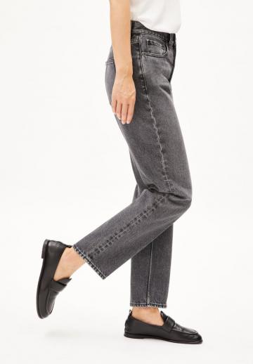 Прямые джинсы