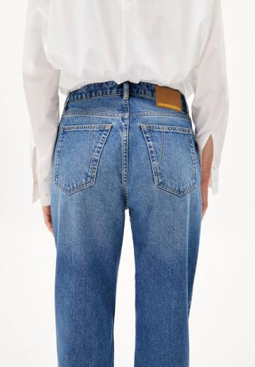 Прямые джинсы