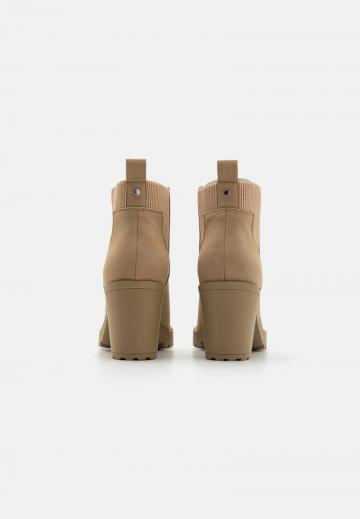 Полусапожки на высоком каблуке