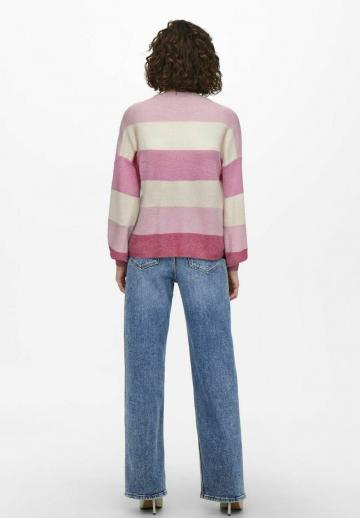 Пуловер в полоску