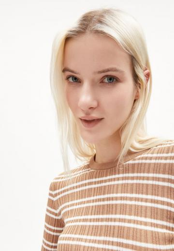 Пуловер в полоску