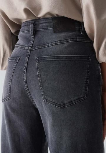 Прямые джинсы