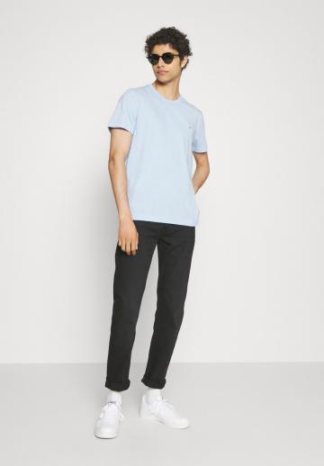 Узкие джинсы