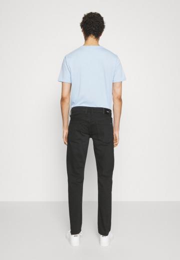 Узкие джинсы