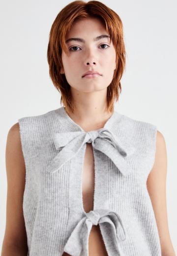 Вязаный жилет