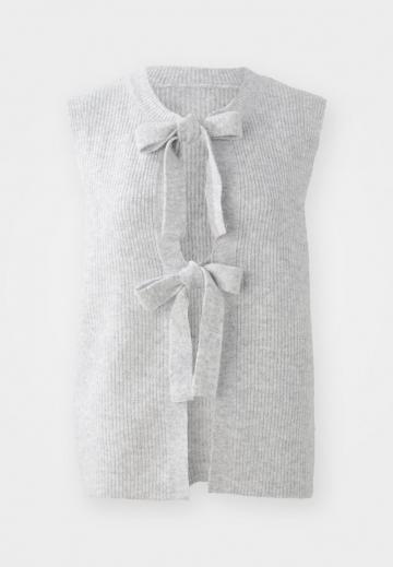 Вязаный жилет