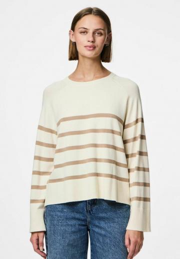 Пуловер в полоску