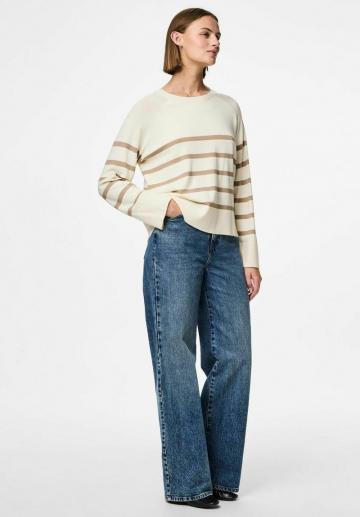 Пуловер в полоску