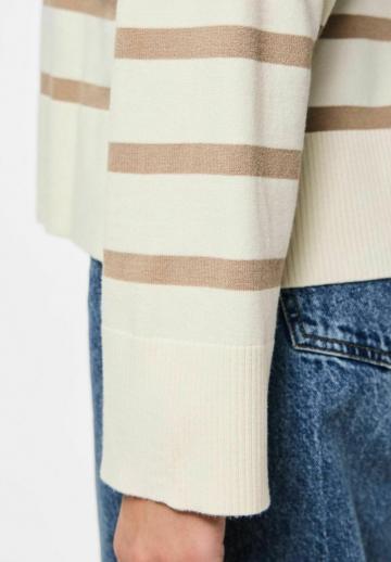 Пуловер в полоску