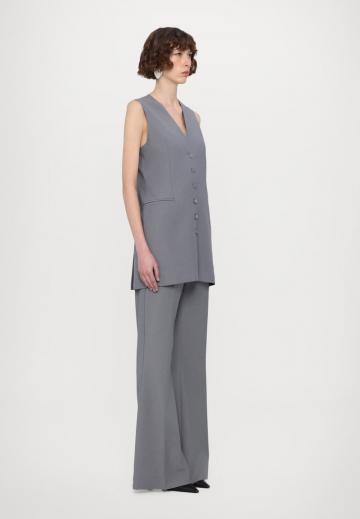 Длинный жилет