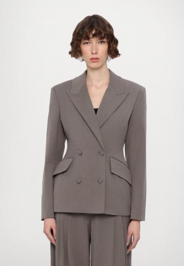 Блейзер с накладными карманами