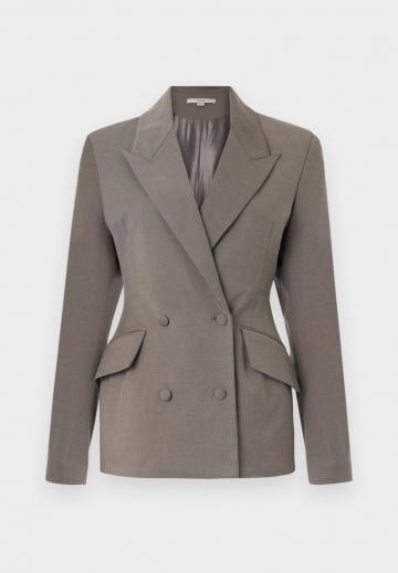 Блейзер с накладными карманами