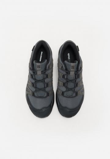 Походные кроссовки