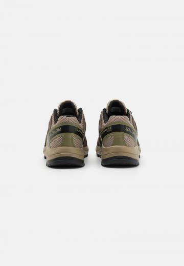 Походные кроссовки