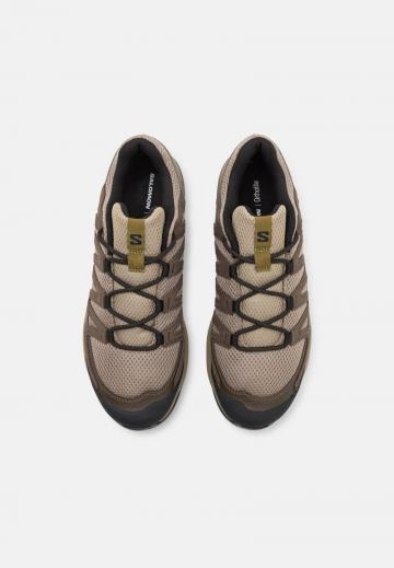 Походные кроссовки