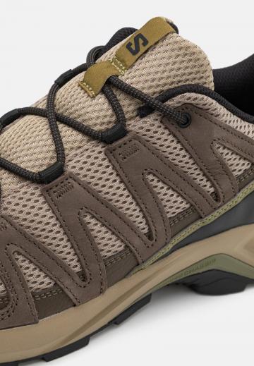 Походные кроссовки